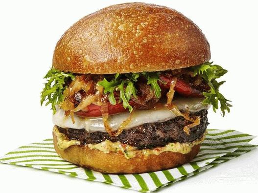 Foto hamburguesas italianas con tomate al horno y cebolla caramelizada