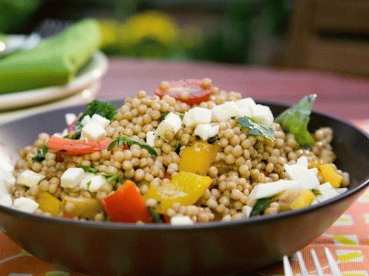 Foto de cuscús israelí (ptim) con pisto a la parrilla, mozzarella y aderezo francés