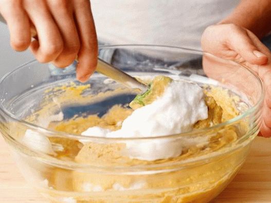 6. Masa para gofres en una plancha para gofres