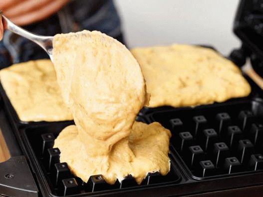 7. Cocinar gofres de calabaza en una plancha para gofres