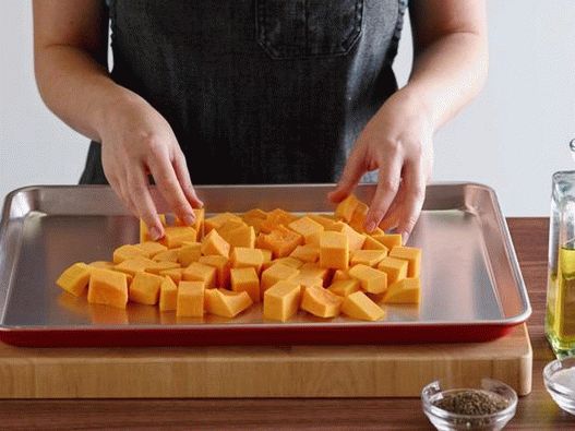 Pon la calabaza en una bandeja para hornear