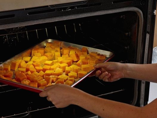 Hornea la calabaza en el horno