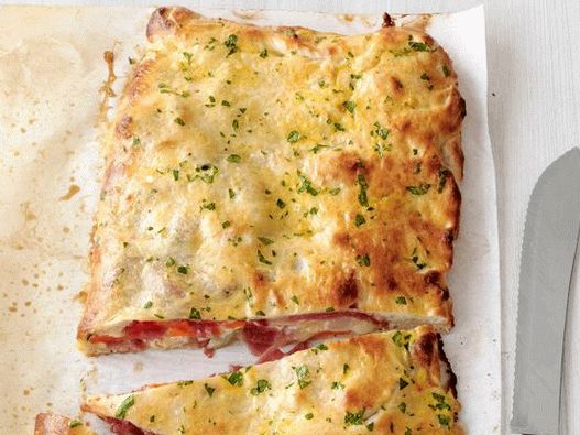 Foto de Calzone con salchichón y queso mozzarella