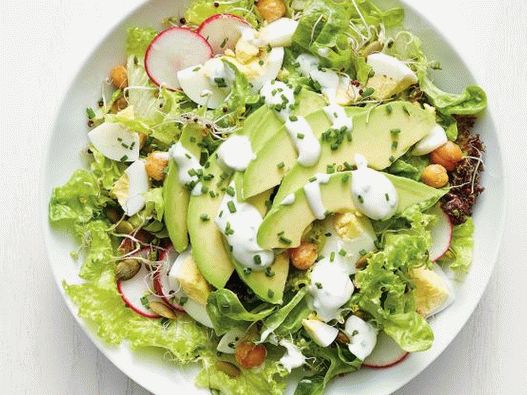 Foto ensalada de California con huevos