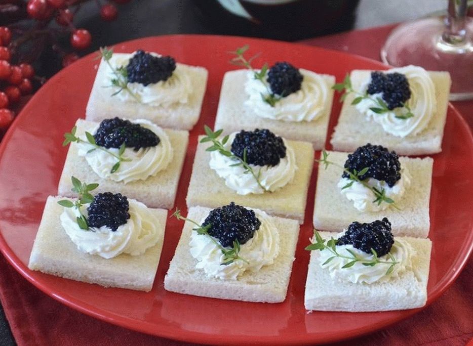 Canapés de caviar negro