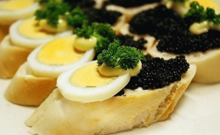 Canapé con caviar de halibut