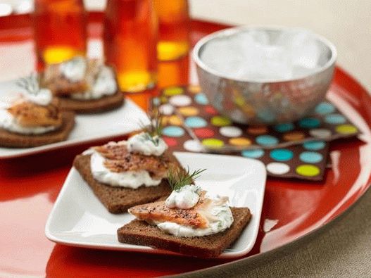 Foto Canapés con trucha ahumada y salsa de crema agria con hierbas para dos