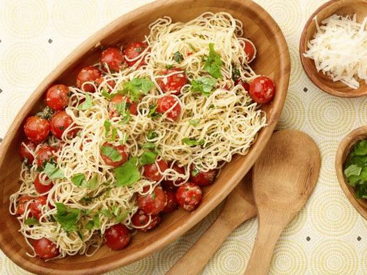 Foto de Capellini con tomate y albahaca