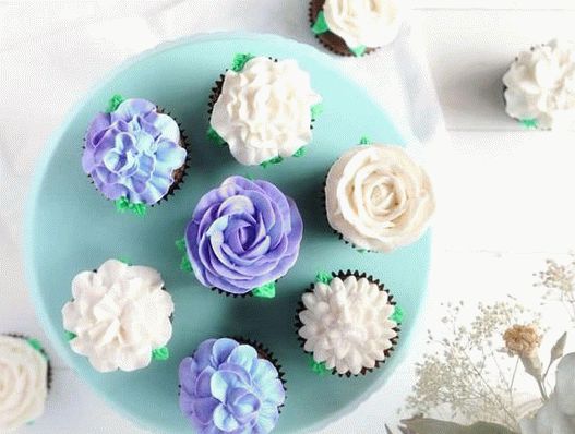 Foto Cupcakes con flores crema