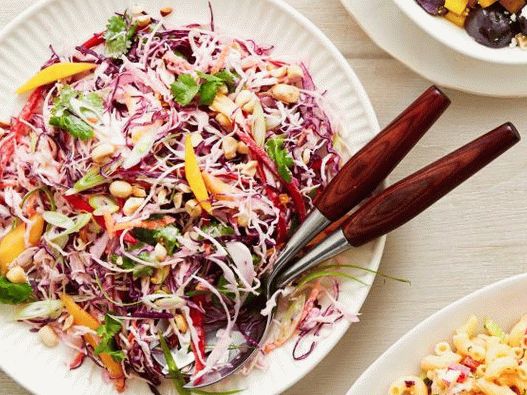 Foto ensalada de repollo con mango y maní