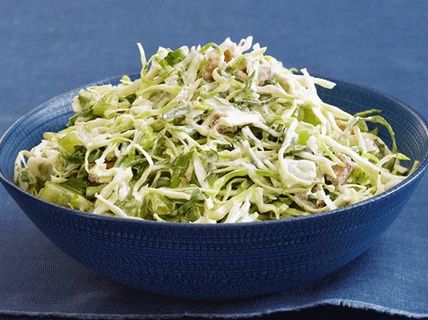 Foto ensalada de repollo con uvas y nueces