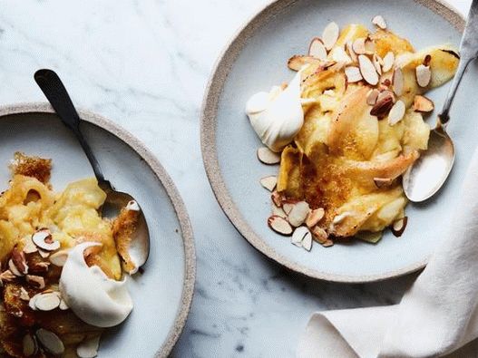 Foto de Caramel Klafuti con manzanas y peras en una olla de cocción lenta