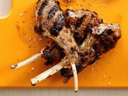 Foto de una costilla de cordero en un adobo de menta y yogur