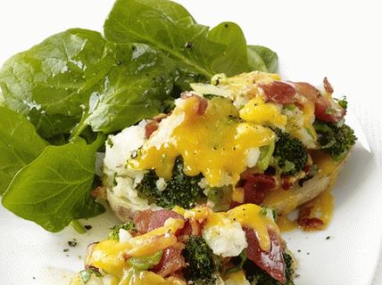 Patatas rellenas de brócoli y queso cheddar