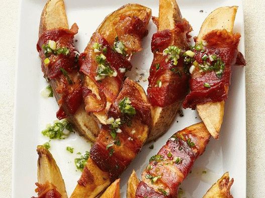 Foto Patatas envueltas en tocino en un glaseado de miel