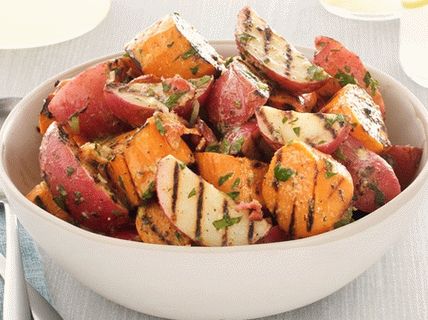 Foto Ensalada de papa a la parrilla con tocino y cebolla verde