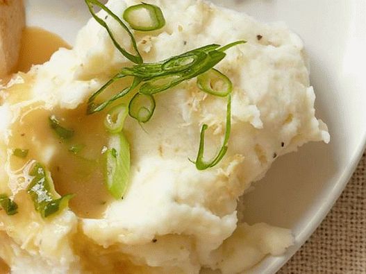 Foto Puré de papa con rábano picante y cebolla verde