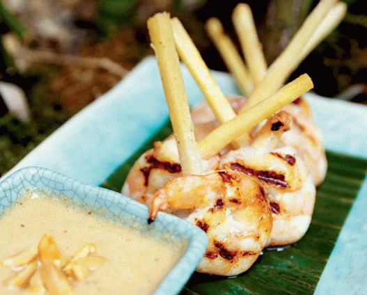 Foto de kebab de camarones con palo de caña de azúcar