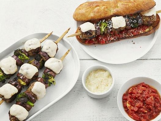 Foto de kebabs con albóndigas y berenjenas