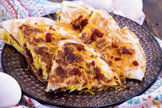 Foto de Quesadilla con huevos revueltos y tocino