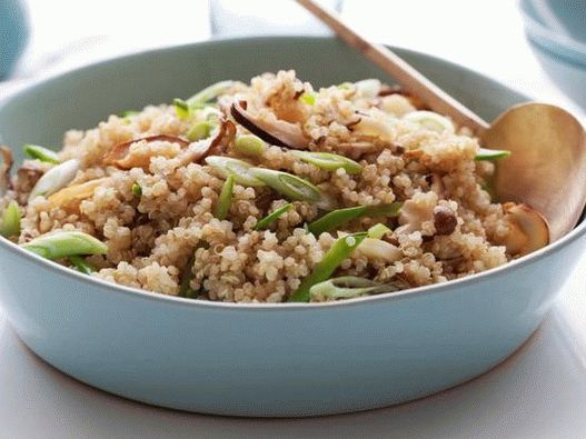 Foto de quinua con hongos shiitake y guisantes