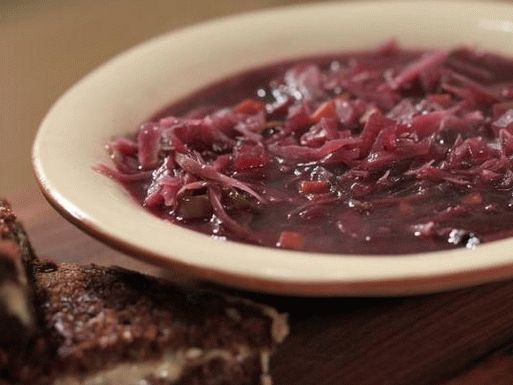 Foto de sopa de col roja agridulce