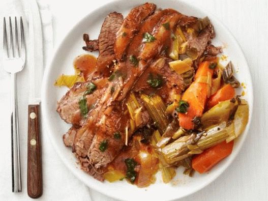 Foto de carne asada agria en un Multiwark