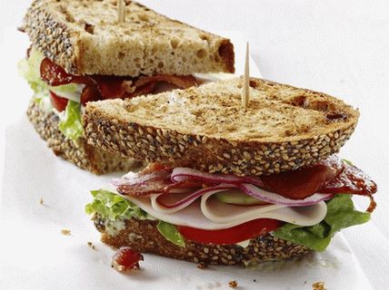 Sándwiches Club de Ensalada de Pavo, Aguacate y Romen