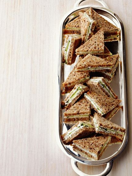 Photo Sandwiches Club (sándwiches club) con queso de cabra y hierbas