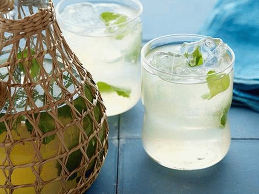Fotografía de cóctel - Limonada de menta con ron