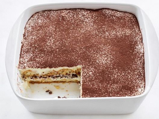 Foto clásico tiramisú con chocolate