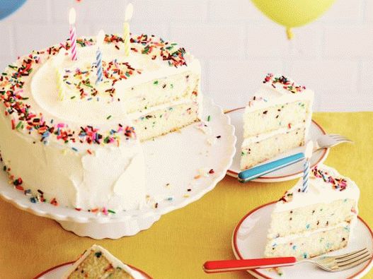 Pastel de cumpleaños clásico de la foto