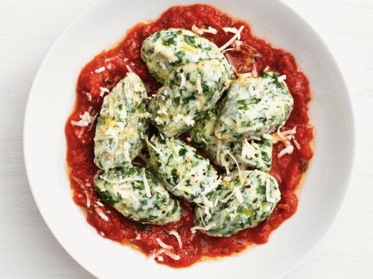 Foto de albóndigas con espinacas y queso ricotta en salsa de tomate