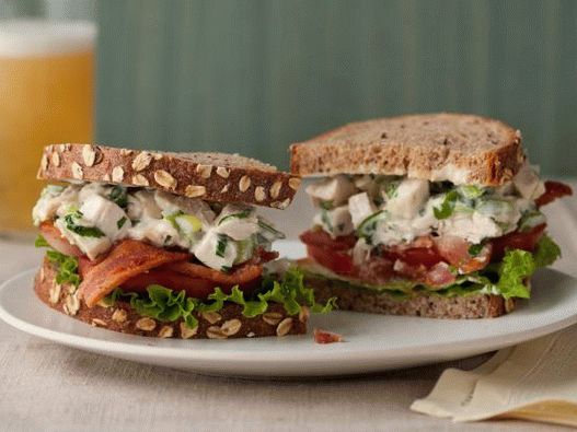 Photo Club sandwich con ensalada de pollo