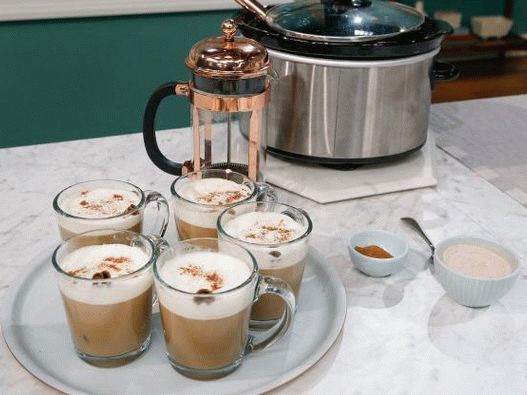Foto de café Masala en una olla de cocción lenta