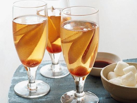 Foto cóctel de champán con pera y brandy