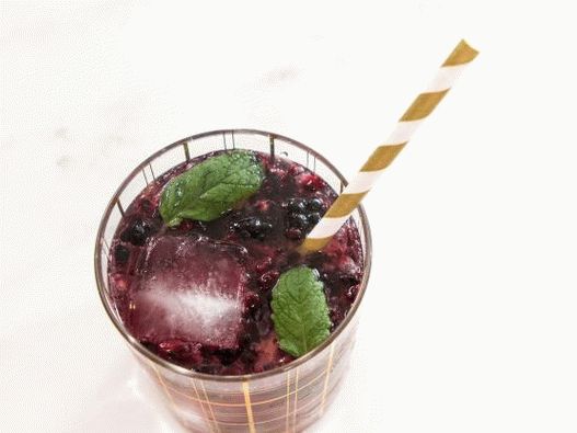 Photo Cocktail con moras y pimienta negra