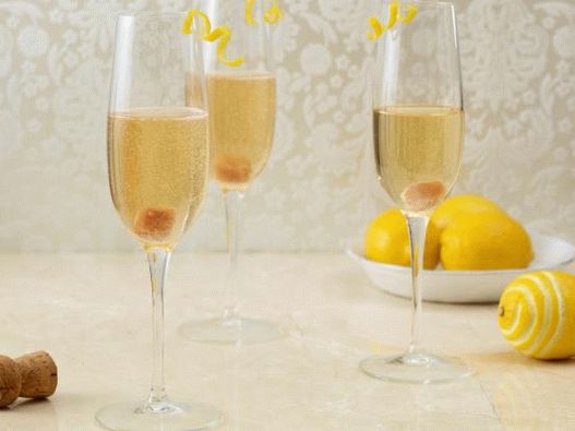 Foto Cóctel con champagne y amargo