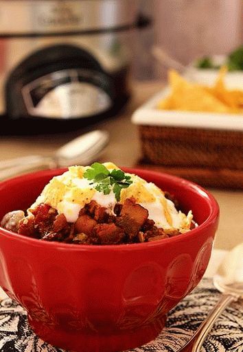 Foto de chile Colorado sin frijoles en una olla de cocción lenta