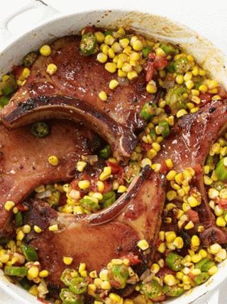 Foto chuletas de cerdo ahumado con maíz y quingombó
