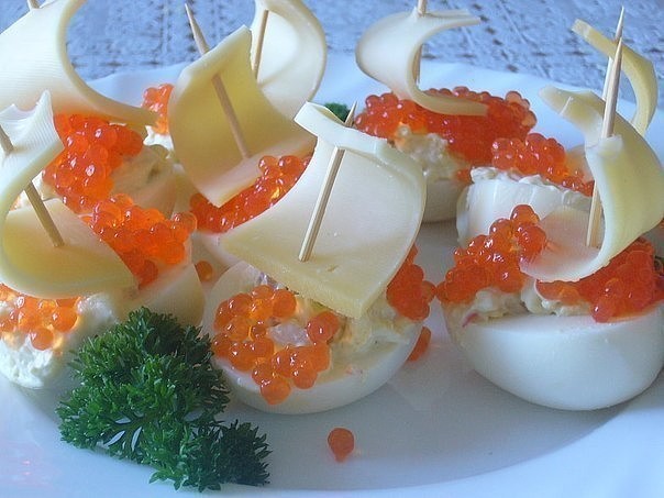 Barcos de huevos con caviar.