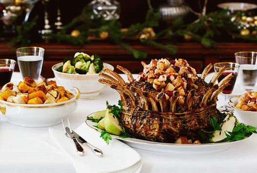 Foto Corona de costillas de cerdo con relleno de manzana y nuez