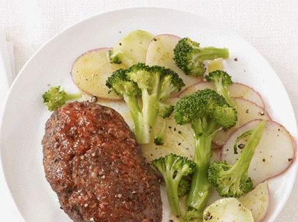 Foto chuletas de pavo con verduras