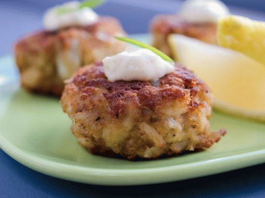 Foto chuletas de palitos de cangrejo con remoulade