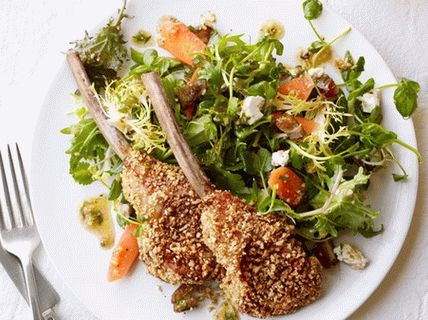 Foto Chuletas de cordero en el hueso en una mezcla de nueces