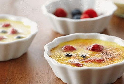 Foto de crema brulee con bayas