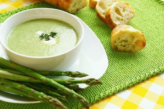 Sopa de crema de espárragos con foto