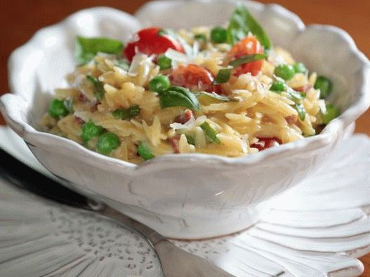 Foto de pasta de crema Orzo con guisantes y jamón