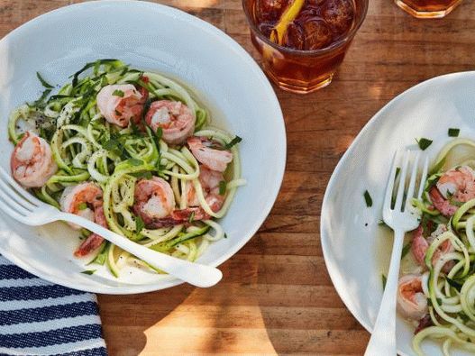 Foto Camarones y calabacín guisados   en salsa de ajo