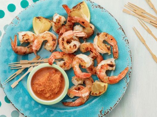 Foto de camarones a la parrilla con salsa de tomate al horno